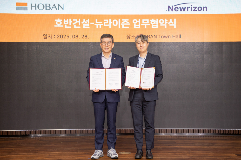 (왼쪽부터) 문갑 호반건설 경영부문대표, 이승욱 뉴라이즌 대표.(사진=호반건설)