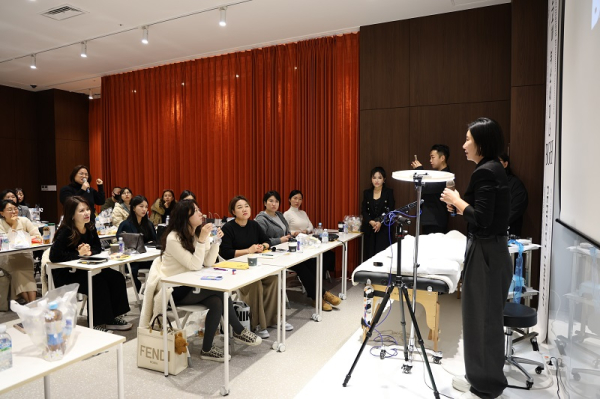 유제이뷰티’ 김현선 대표원장(오른쪽)이 학원생들을 대상으로 고객 맞춤형 뷰티 솔루션 전문 교육을 하고 있다.