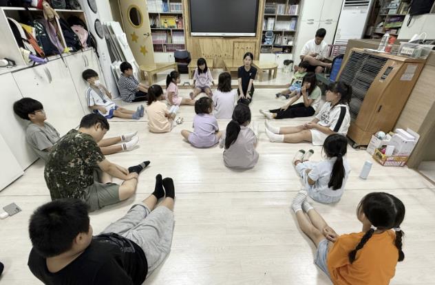 1일 태안읍 태안지역아동센터에서 진행된 ‘건강한 돌봄놀이터’ 프로그램 모습.