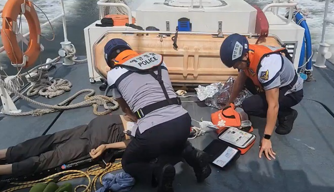 해경이 심정지 상태의 환자에 대해 심폐소생술을 하고 있다.(제공=부산해경)