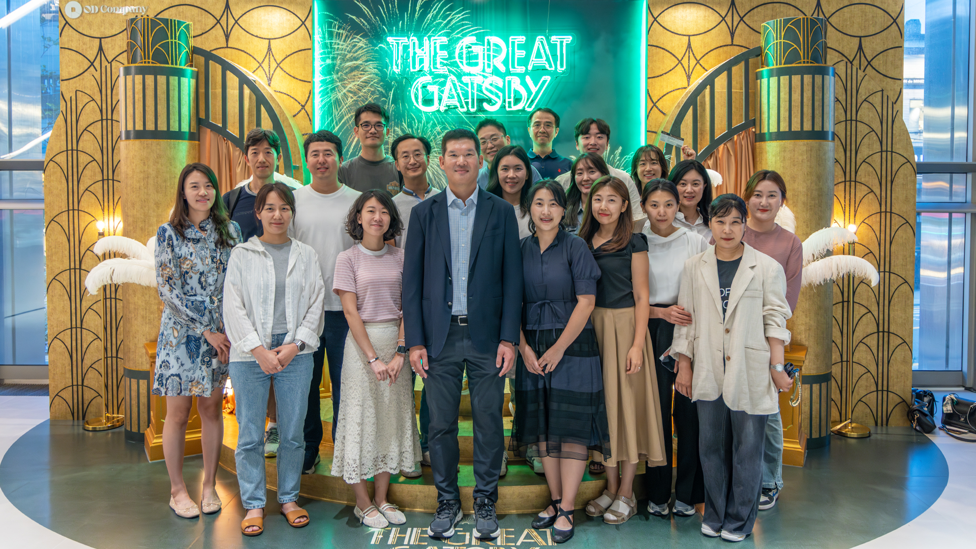 GS건설 허윤홍 대표(사진 가운데)가 GS아트센터에서 뮤지컬 위대한 개츠비 관람에 앞서, 공연장을 찾은 직원들과 함께 기념사진 촬영.(사진=GS건설)
