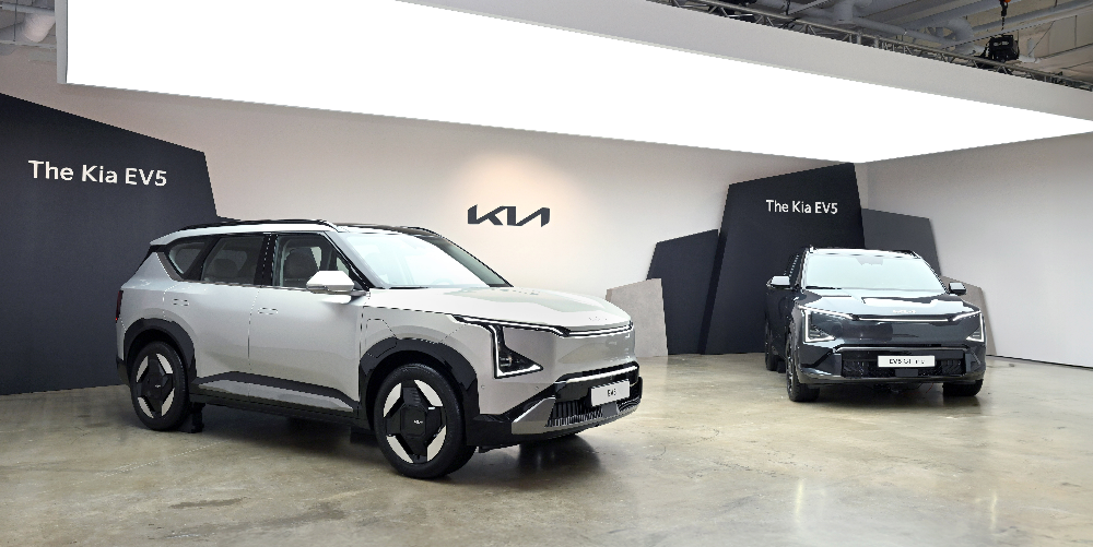 EV5 미디어 데이 행사장에 전시된 (왼쪽부터)EV5 기본 모델과 GT-라인.(사진=기아)