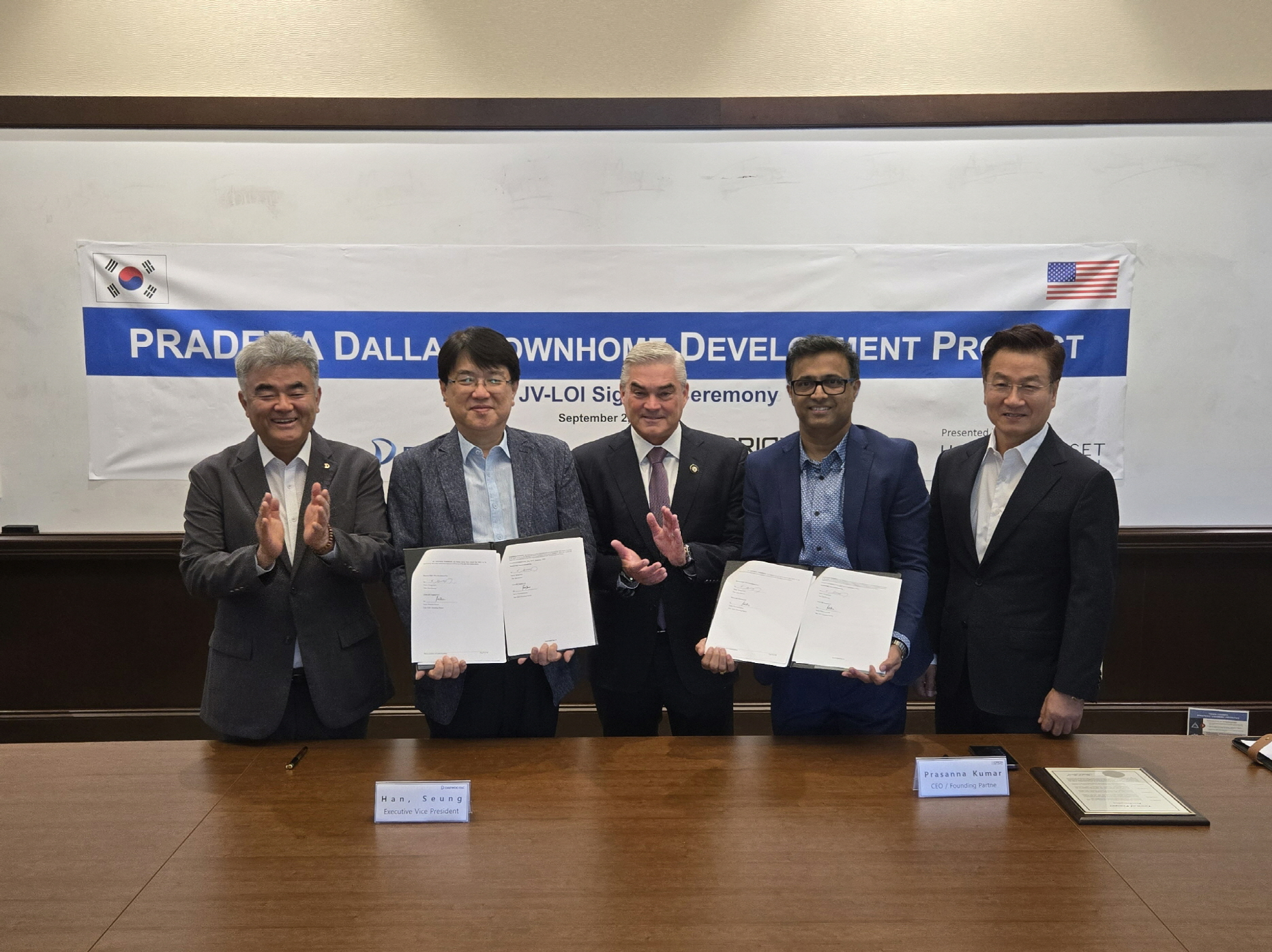 (왼쪽부터) 정원주 대우건설 회장, 한승 대우건설 해외사업단장, 데이비드 브리스톨 (David F. Bristol) Prosper 시장, 프라사나 쿠마르(Prassana Kumar) Orion RE Capital CEO, 전유훈 한강에셋자산운용 총괄대표.(사진=대우건설)