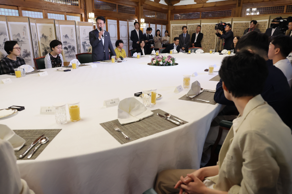 발달장애인 가족 초청한 김민석 총리(사진=연합뉴스)