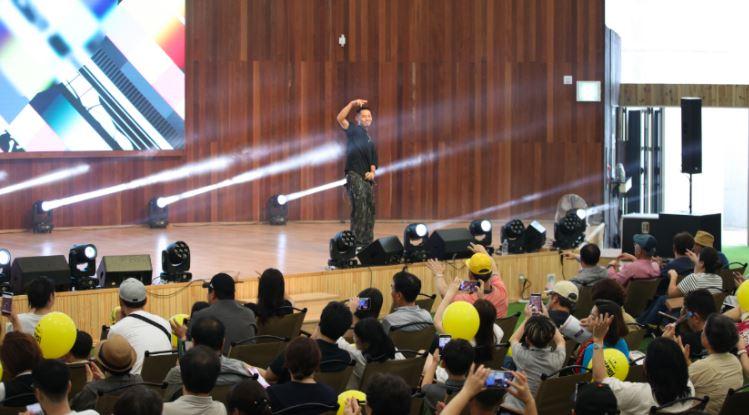 홍보대사와 함께한 ‘노마딕 힙X트롯 콘서트’가 열띤 호응 속에 진행되고 있다.