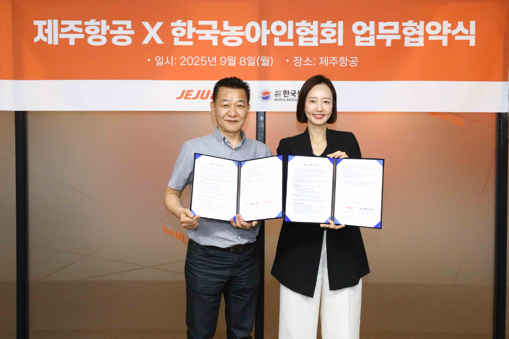 장주녀 제주항공 객실본부장(사진 오른쪽)과 정희찬 한국농아인협회 상임이사가 9월 8일 오후 서울 강서구에 위치한 제주항공 서울지사에서 기내 수어 서비스 개발을 위한 업무협약을 체결한 뒤 기념촬영을 하고 있다.(사진=제주항공)