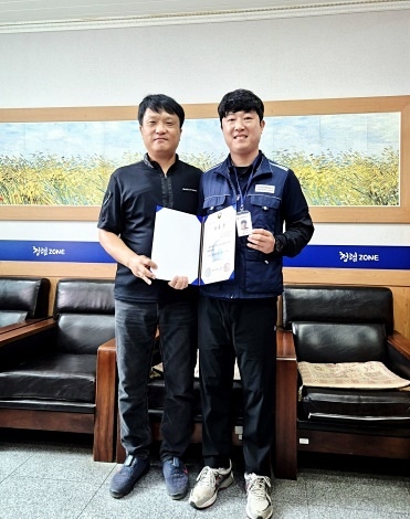 멘토 임승견 생활지도계장과 기념촬영하는 오형준 대표.(제공=대구소년원)