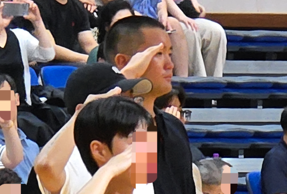 이재용 삼성전자 회장의 장남 지호씨가 15일 경남 창원시 진해구 해군사관학교에서 열린 해군 학사장교 사관후보생 입영식에 참석해 거수 경례를 하고 있다. 사진=삼성전자