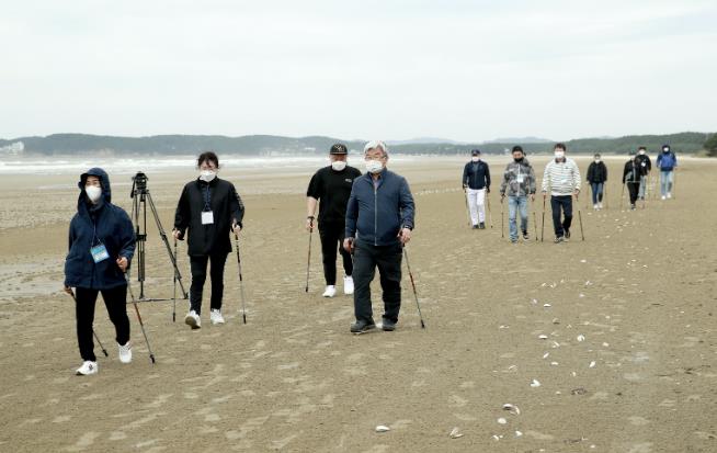 노르딕 워킹 모습.