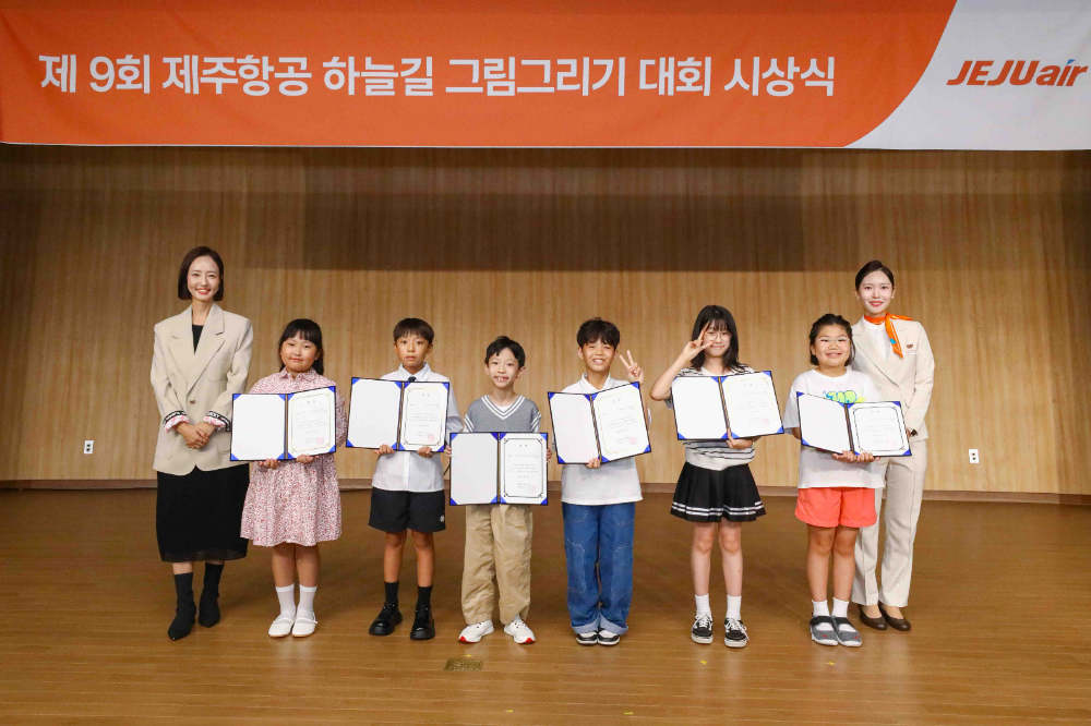 9월 16일 오후 서울 강서구 국립항공박물관 대강당에서 진행된 제주항공 제9회 ‘하늘길 그림 그리기 대회’ 시상식에서 장주녀 제주항공 객실 본부장(사진 맨 왼쪽)과 객실승무원이 수상자들과 기념사진을 찍고 있다.(사진=제주항공)