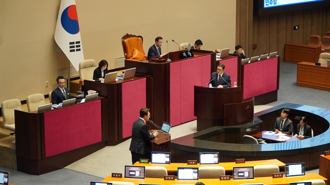 김민석 국무총리에게 질의하고 있는 허성무 의원.(사진제공=허성무의원실)