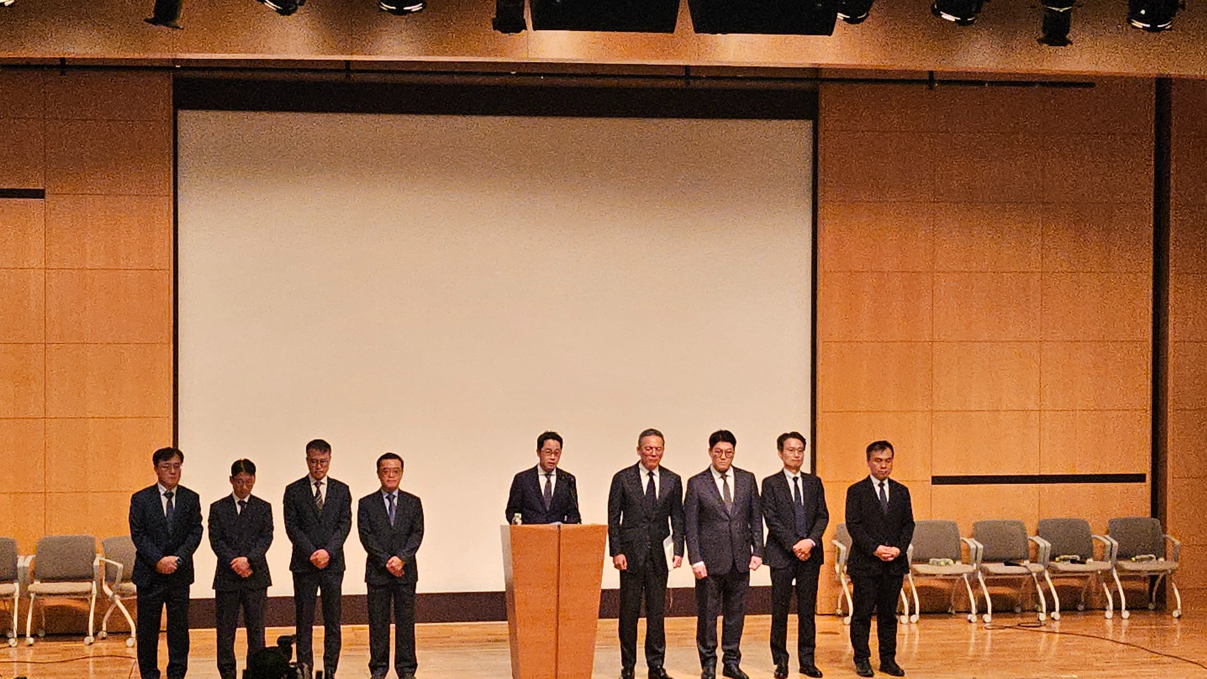 롯데카드 조좌진 대표(가운데)와 임원진이 개인정보 유출 사고를 설명하며 사과하고 있다. 사진=롯데카드