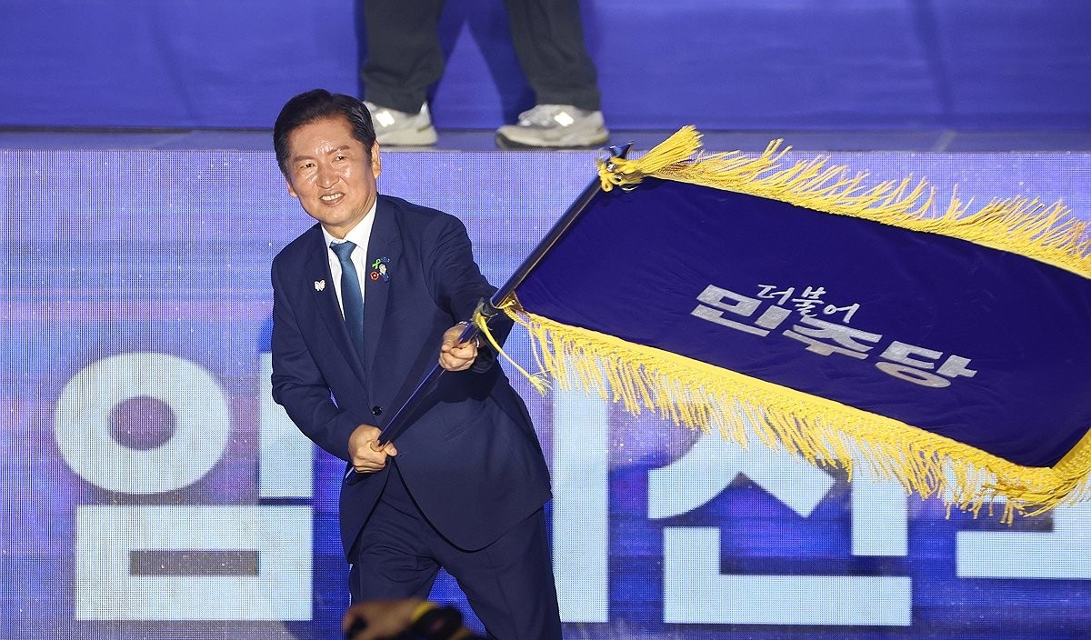 당기를 들고 있는 정청래 대표(사진=연합뉴스)