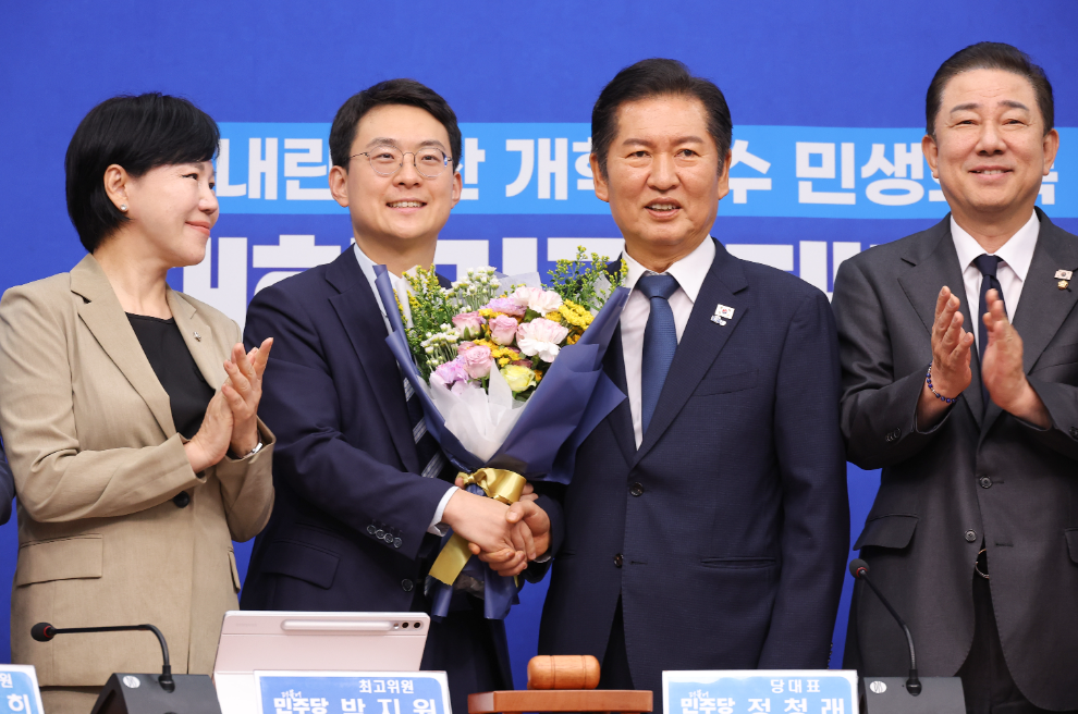 정청래 대표로부터 축하 꽃다발을 전달받은 박지원 신임 최고위원(사진=연합뉴스)