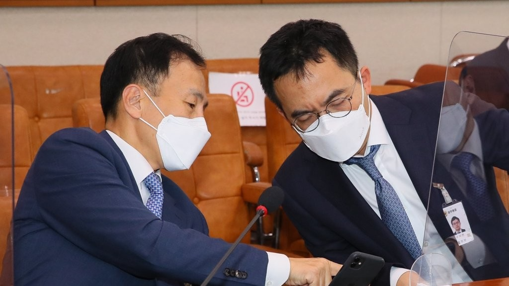 논의하는 류혁 감찰관(사진=연합뉴스)