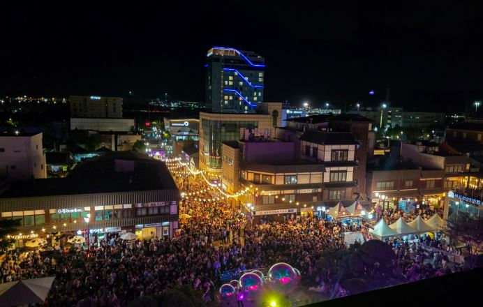 인천 개항장의 역사와 문화를 담은 대표 야간축제 ‘2025 인천개항장 국가유산 야행’ 2차 행사가 펼쳐지고 있다.(사진=인천관광공사)
