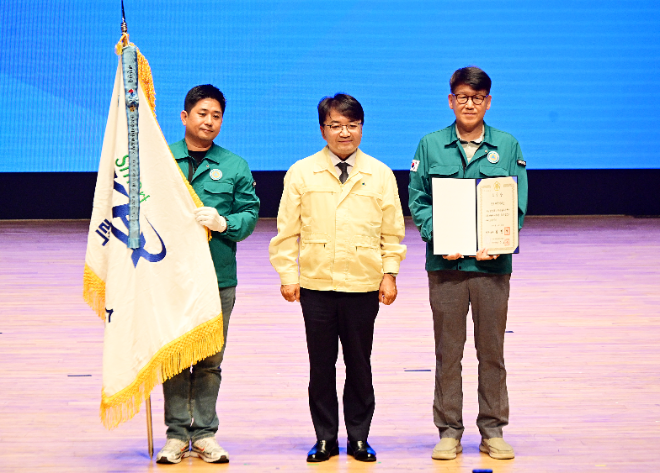왼쪽부터 전력거래소 김현욱 차장, 행정안전부 김광용 재난안전관리 본부장, 전력거래소 이강재 안전보안처장. (사진=전력거래소)