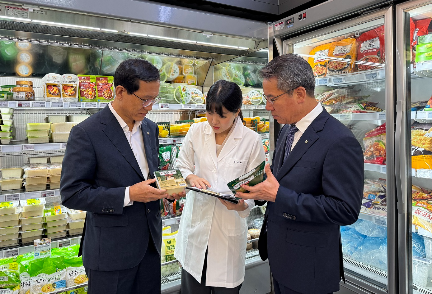 박서홍 농협경제지주 농업경제대표이사(왼쪽 3번째)와 임영선 농협하나로유통 대표이사(1번째)가 23일 추석 명절을 앞두고 농협하나로마트 신촌점을 방문하여 식품안전 현장점검을 실시하고 있다. 사진=농협경제지주