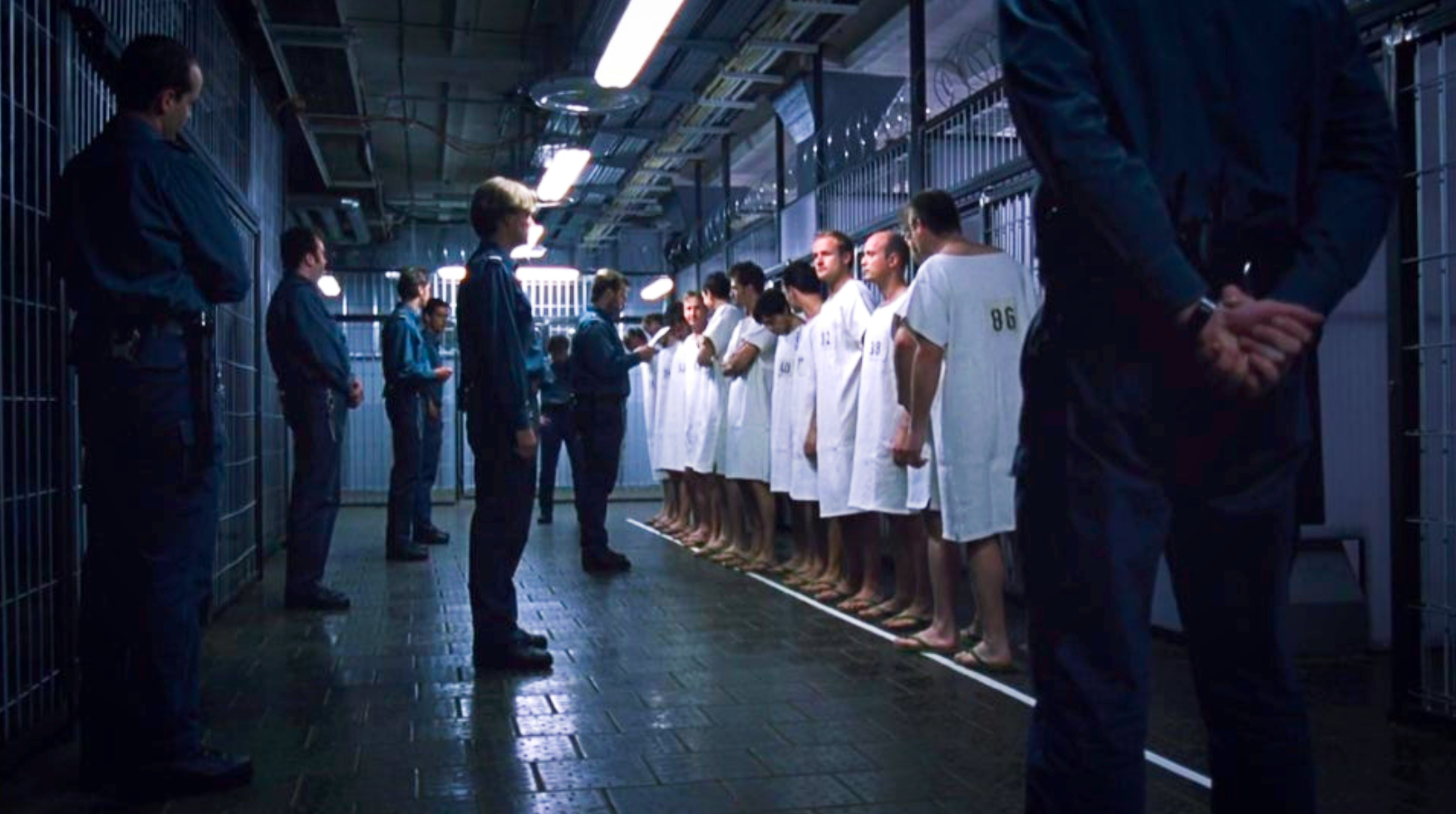 2001년 독일 영화 엑스페리먼트는 스탠퍼드 감옥 실험을 기반으로, 참가자들이 간수와 죄수 역할로 나뉘어 권력과 인간 심리가 어떻게 변하는지 보여준다. 가상의 감옥에서 벌어지는 갈등과 폭력, 권력 남용을 중심으로 인간 본성의 어두운 면을 탐구한 영화다./ 사진= 영화 '엑스페리먼트(2001)' 중 캡처