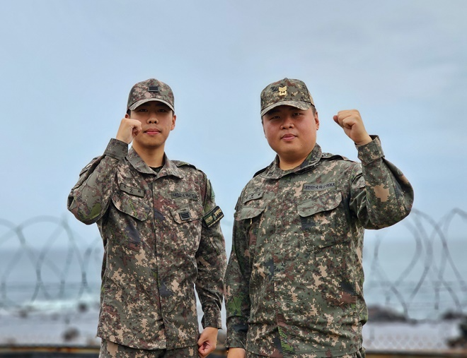 사진 오른쪽이 변정설 상사, 왼쪽이 류승휘 일병.(사진제공=육군제53보병사단)