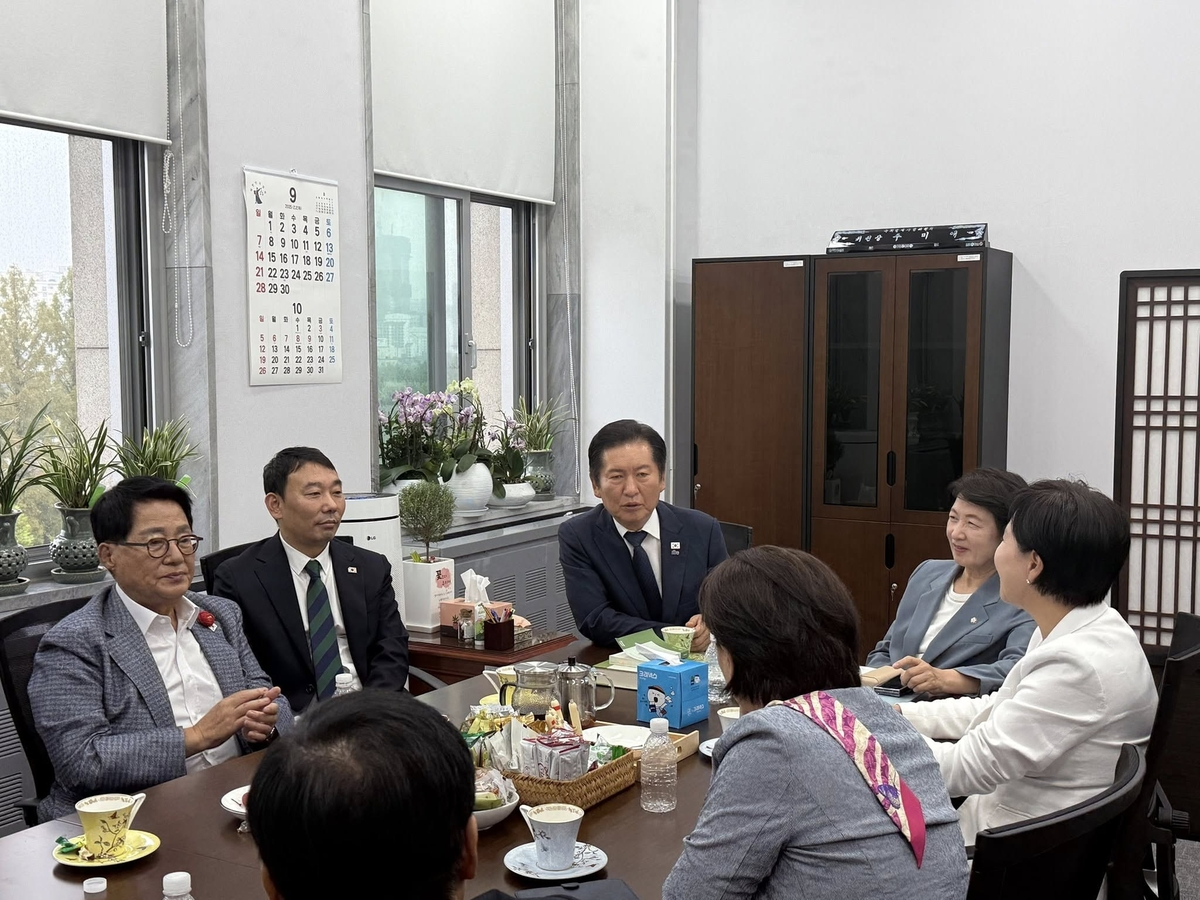 법사위 격려방문한 정청래 대표(사진=연합뉴스)