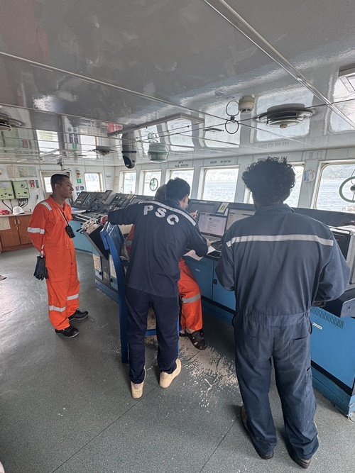 선원 임금체불 현황을 확인하고 있는 항만국통제관.(제공=부산해수청)