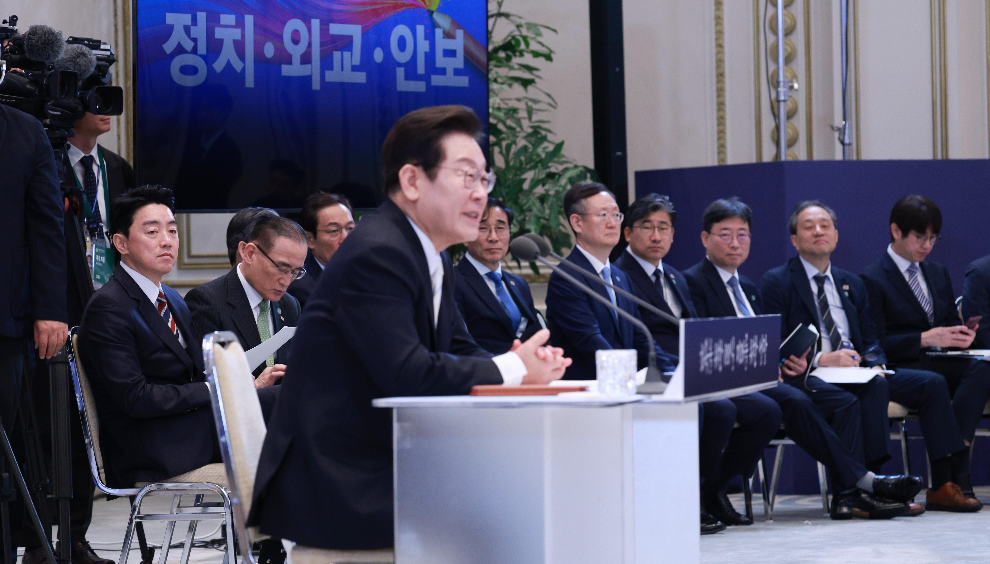 이재명 대통령 발언 듣는 참모진(사진=연합뉴스)