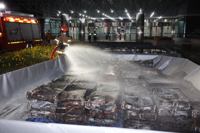 지난 27일 밤 대전 유성구 국가정보자원관리원 화재 현장. 사진=연합뉴스