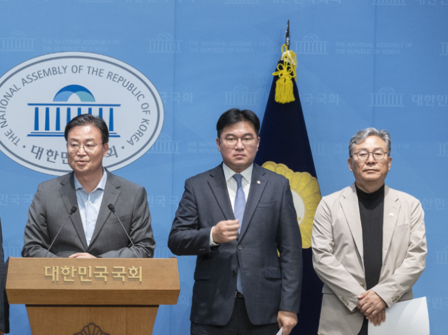 정준호 (가운데) 국회의원 (사진=연합뉴스)