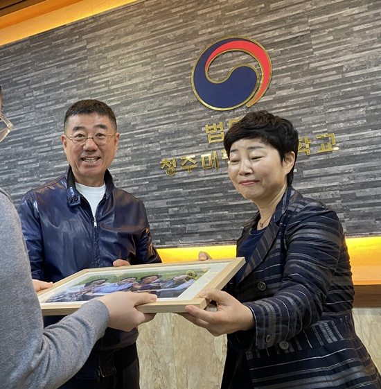 가족사진 전달식.(제공=청주소년원)