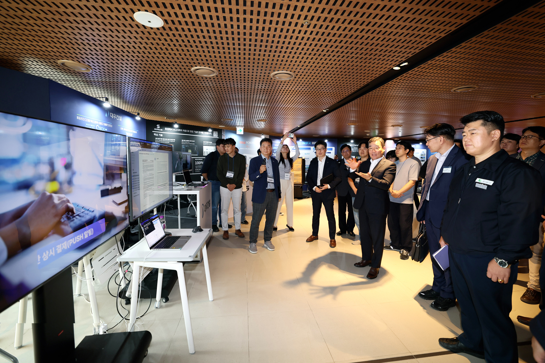 대우건설 김보현 사장이 지난 30일 개최된 ‘2025 스마트건설 포럼’ 전시장에 마련된 대우건설의 바로답AI 부스를 둘러보고 있다.(사진=대우건설)