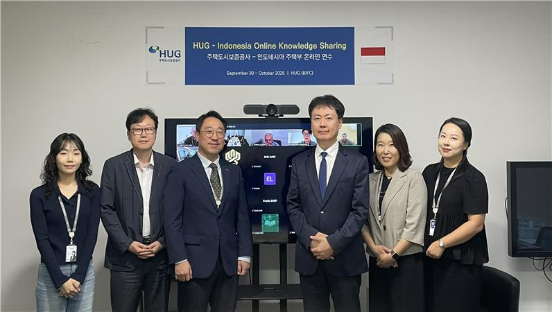 허지행 HUG 연구원장(오른쪽에서 세 번째)과 관계자들이 연수 참가자들과 화상으로 기념촬영을 하고 있다.(사진=HUG)