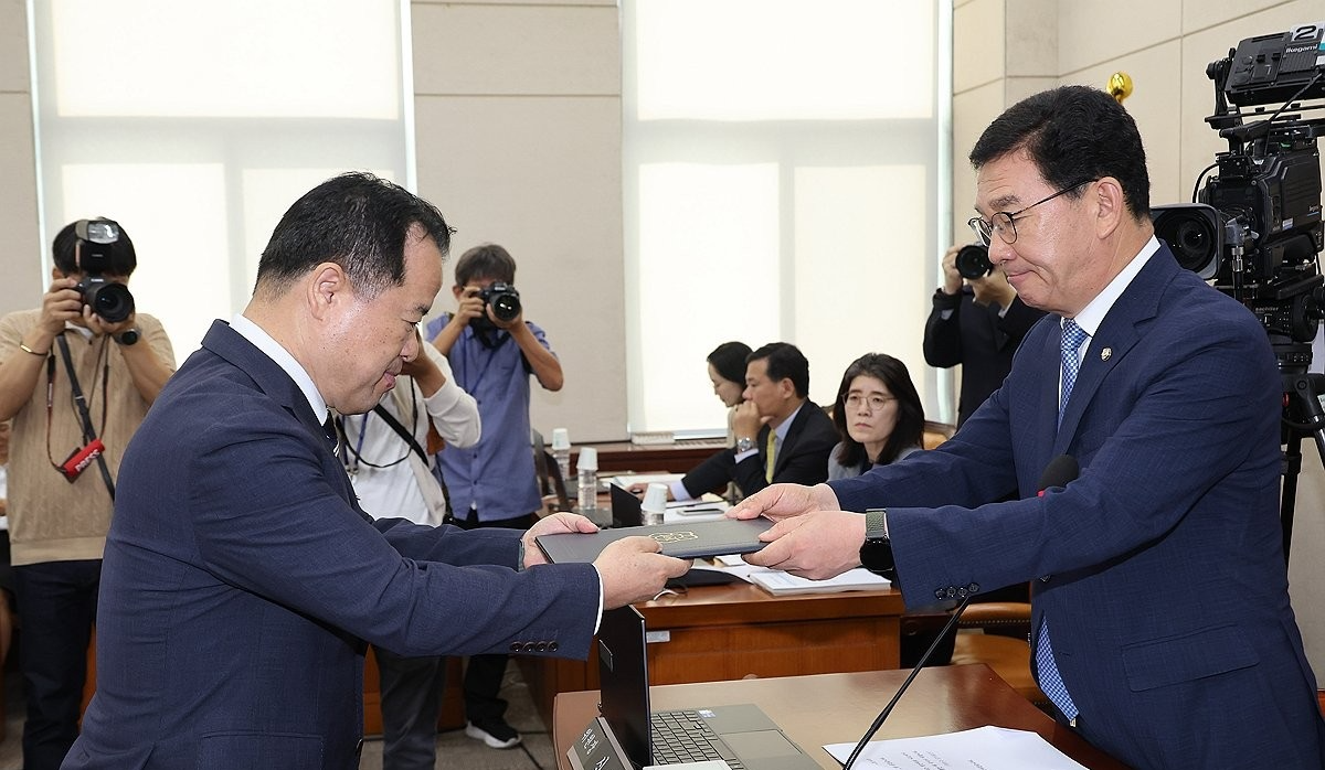 선서문 제출하는 위철환 중앙선거관리위원 후보자(사진=연합뉴스)