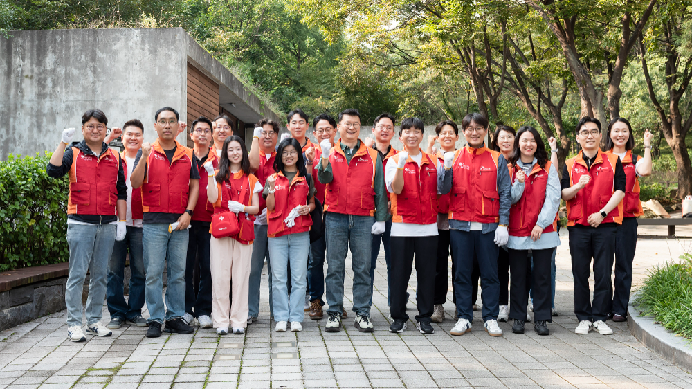 지난 1일 남산공원 소래풀군락지에서 유해식물 제거 활동을 펼친 이호정 SK네트웍스 대표이사와 구성원들.(사진=SK네트웍스)