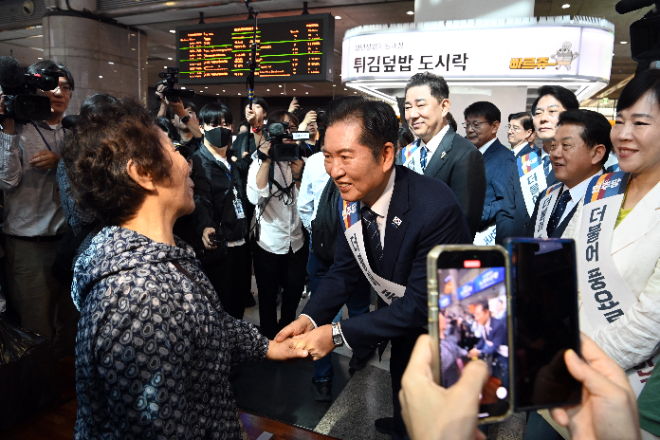 추석인사 나선 민주당 지도부.(사진=연합뉴스)