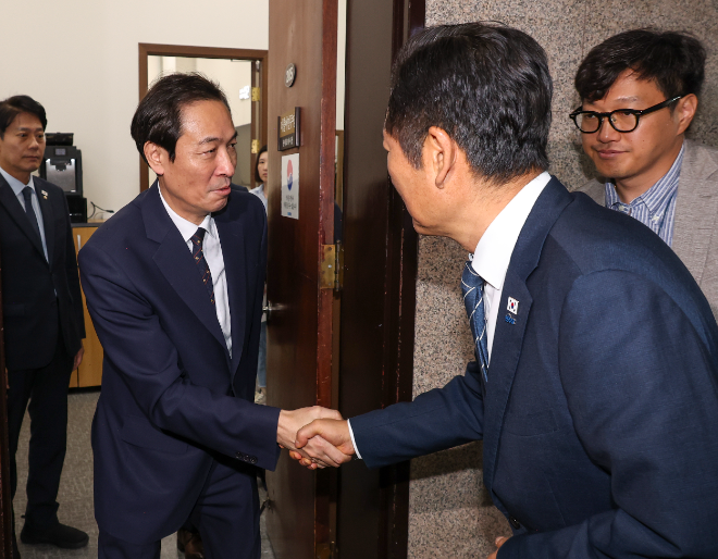 고위 당ㆍ정ㆍ대 회의 마치고 악수하는 정청래와 우상호.(사진=연합뉴스)