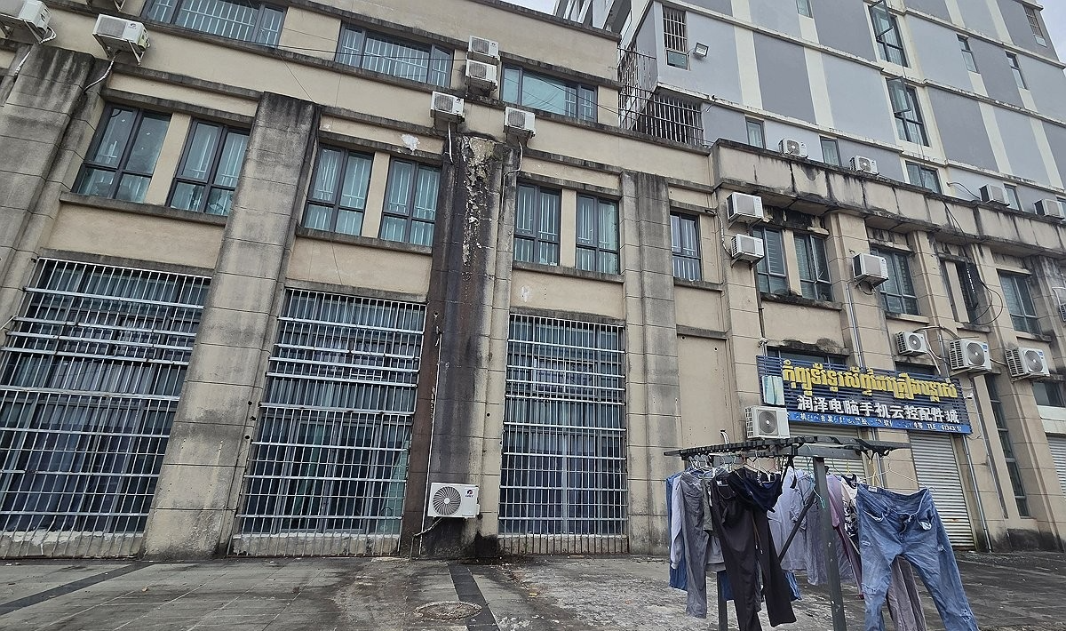 캄보디아 현지 쇠창살로 막은 1층 유리문(사진=연합뉴스)