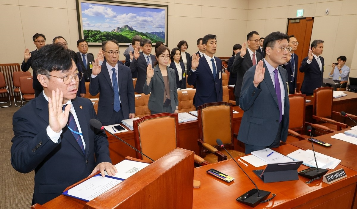 국정감사서 선서하는 김영훈 고용노동부 장관(사진=연합뉴스)