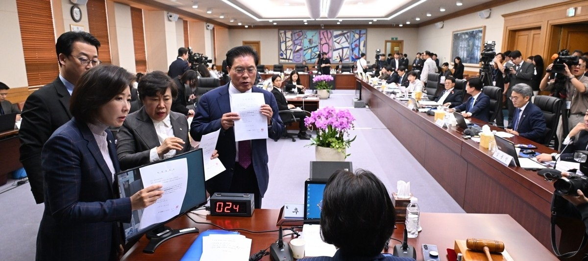 법사위 국감서 항의하는 국민의힘 의원들(사진=연합뉴스)