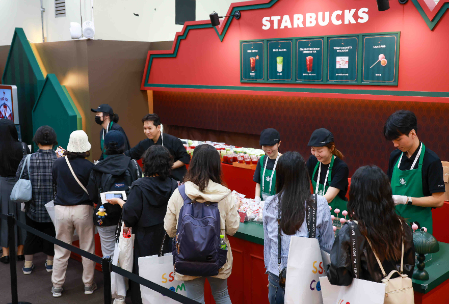 스타벅스, 성수동 ‘미지엄’서 크리스마스 상품 사전 공개