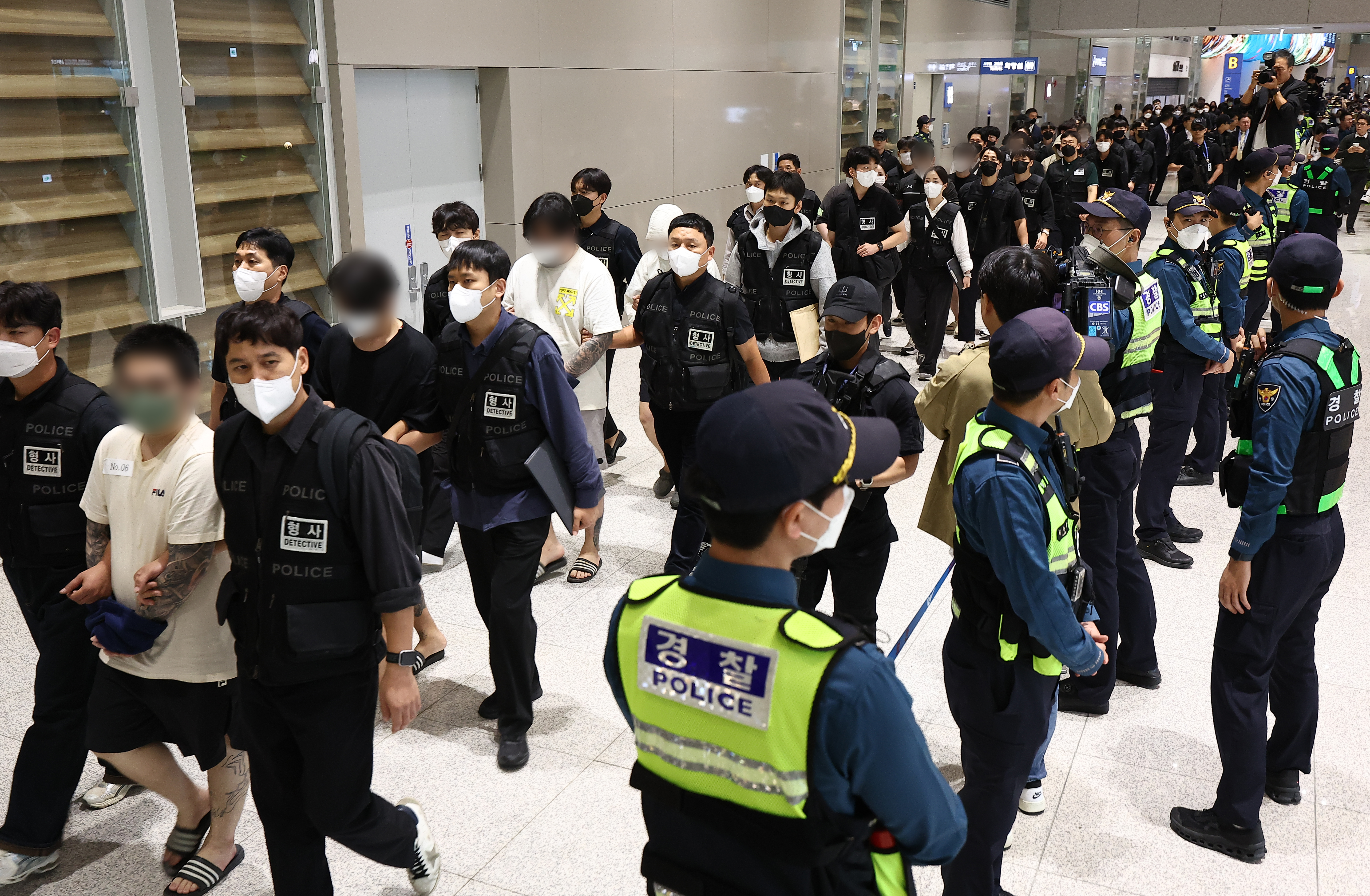 캄보디아 온라인 사기에 가담해 구금된 한국인들이 18일 오전 인천국제공항 제2터미널을 통해 송환되고 있다. 사진=연합뉴스