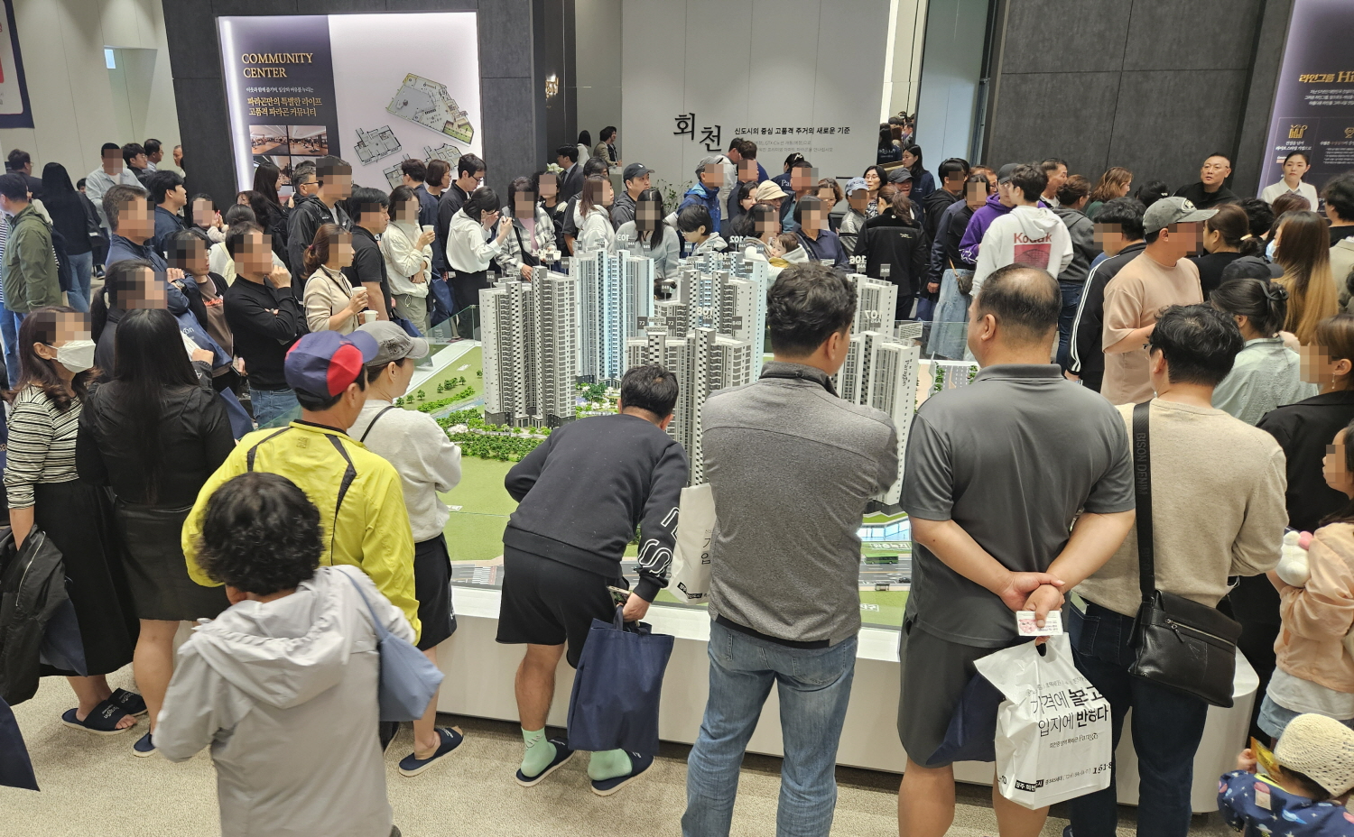 ‘회천중앙역 파라곤’ 견본주택 인파사진.(사진=라인그룹)