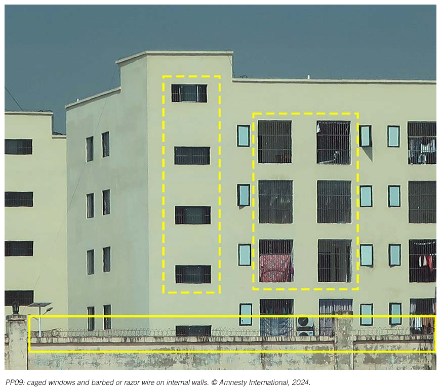사진출처=국제앰네스티(2025) 〈I was someone else's property(나는 누군가의 소유물이었다)〉 보고서, p. 49./사진설명: 창문에 설치된 쇠창살, 내부 담장에 설치된 (면도날) 철조망