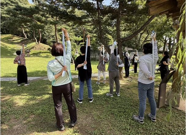 도봉구 ‘명소 탐방 걷기실천’ 프로그램 활동에 참여 중인 주민들