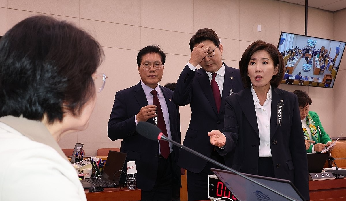 추미애 위원장에게 항의하는 국민의힘(사진=연합뉴스)