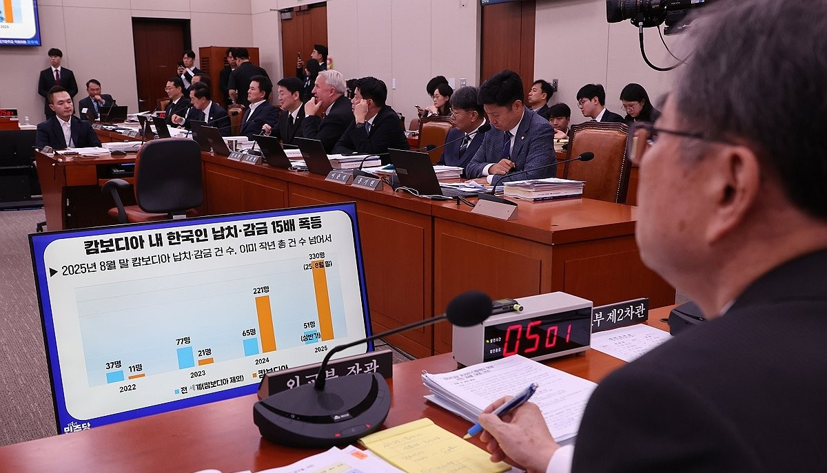 캄보디아 내 한국인 납치ㆍ감금 폭등 관련 질문받는 조현 장관(사진=연합뉴스)