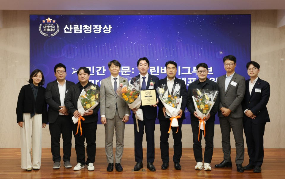 홍상균 롯데건설 디자인연구소장(가운데)이 ‘2025 대한민국 조경대상’ 시상식에서 수상 후 기념촬영을 하고 있다.(사진=롯데건설)