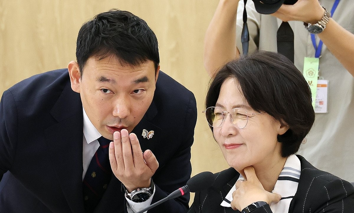 대화하는 추미애-김용민(사진=연합뉴스)