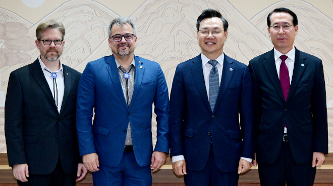 하병필 행정부시장이 24일 시청 접견실에서 크리스토퍼 콘스탄트 미국 앵커리지시의회 의장과 양 도시간 협력방안을 논의한 뒤 기념촬영을 하고 있다. / 인천시청