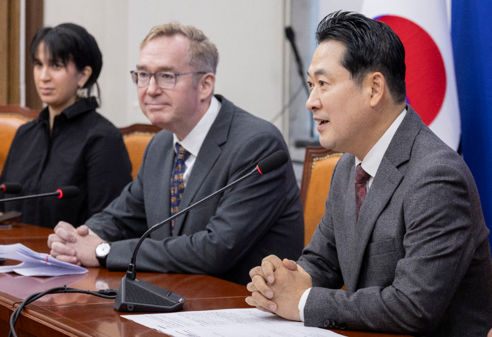 콜린 크룩스 주한영국대사와 악수하는 장동혁 대표(사진=연합뉴스)